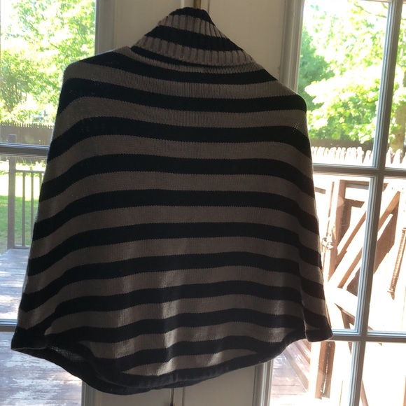 Poncho - Picture 2 of 4